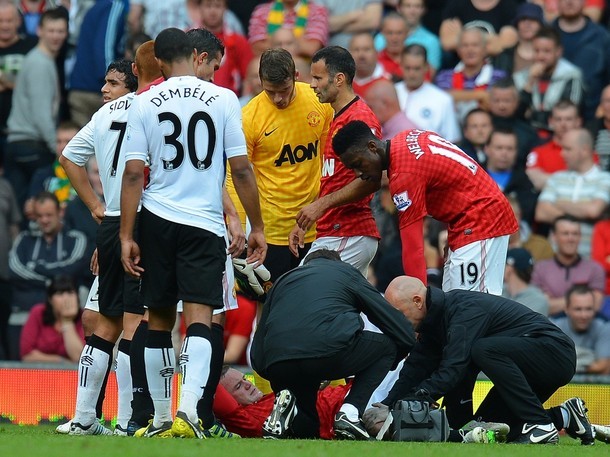 Rooney được các bác sĩ băng bó vết thương...